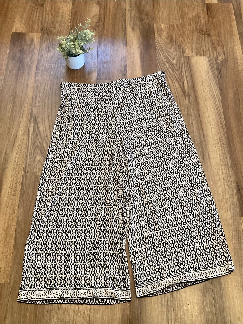 Max Studio Black and White Wide Leg Cropped Pants